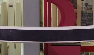 Geschwungene Planke in 250 cm weiss/schwarz